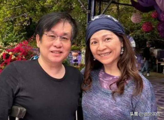 64岁郑智化现状：出行全靠轮椅，妻子对他不离不弃，26岁女儿好美