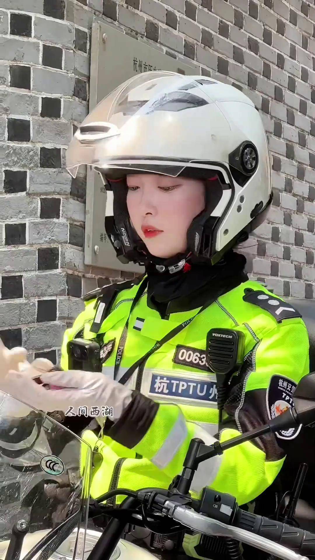 杭州女交警 李语蔚 安全骑行头盔必须戴