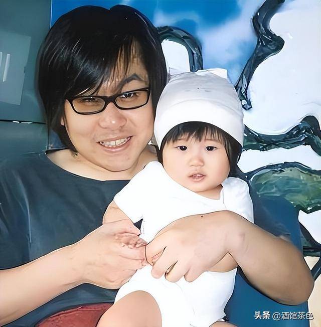 64岁郑智化现状：出行全靠轮椅，妻子对他不离不弃，26岁女儿好美