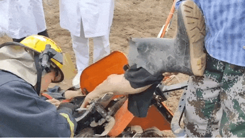 2024年6月5日,南通兴东一地,一男子在田间翻地时被翻地机的刀轮卡住