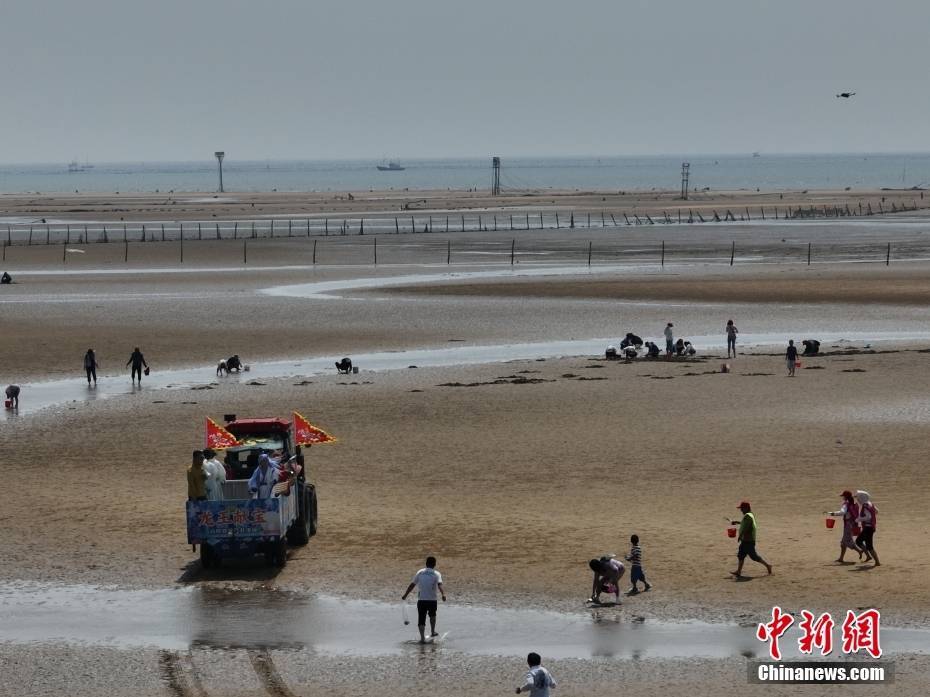是以赶海拾贝为体验,集休闲度假,海上游艇,海水沐浴,沙滩运动等为一体