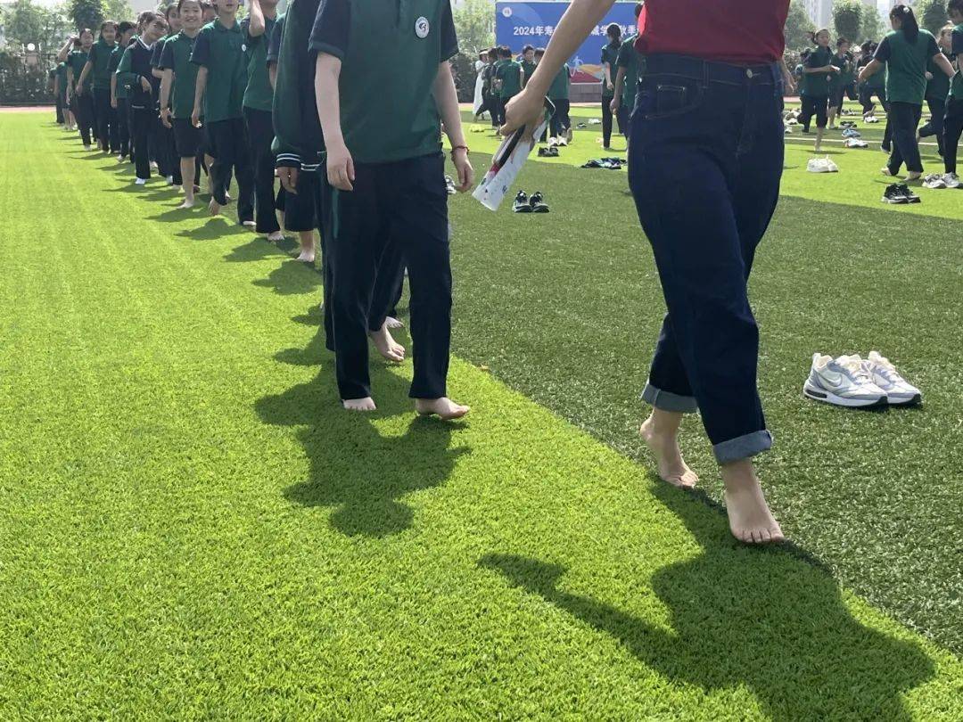 "足尖丈量阳光,童心圈住夏天"