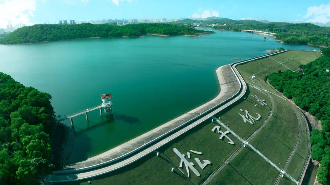 松子坑水库是深圳市重要饮用水源一级保护区,自然环境极为优美,宛如一