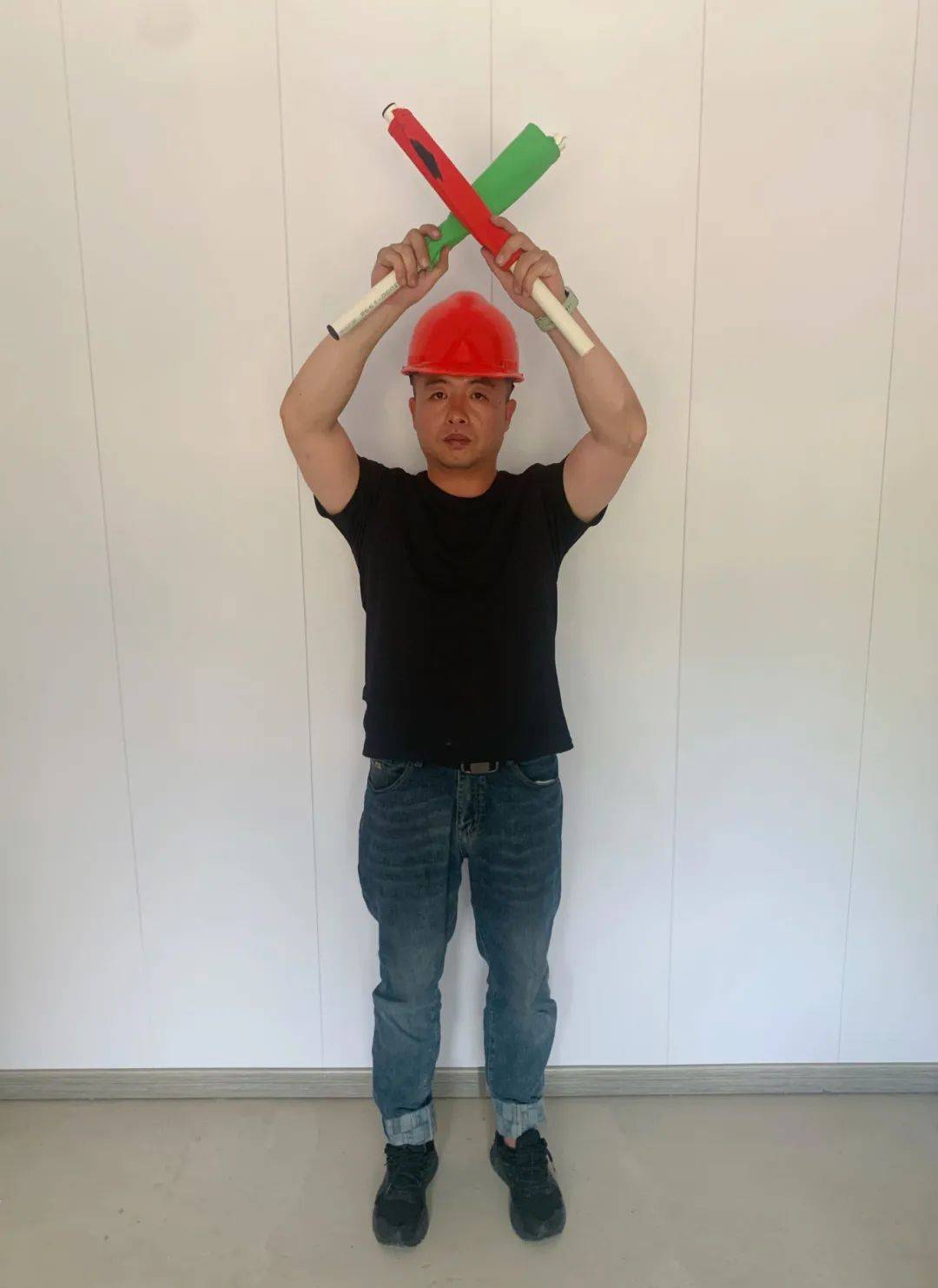 演示旗语指挥动作安全帽红绿旗手台钢丝绳吊索具吊装带卸扣考试通过后