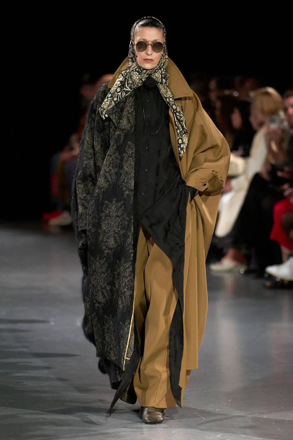 这哪是衣服,分明是文艺复兴的人体雕塑在走路