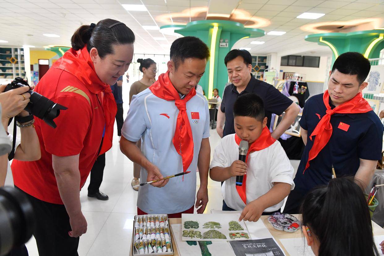 分享人生感悟 传承体育文化 奥运冠军走进小学校园