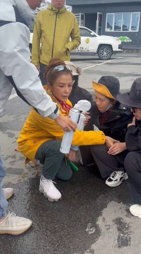 著名央视主持人在甘孜救人，现场画面曝光