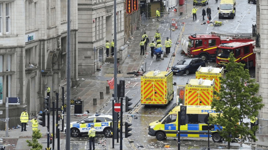英国利物浦汽车冲撞人群事件嫌疑人身份公布 警方通报调查进展 -华闻时空