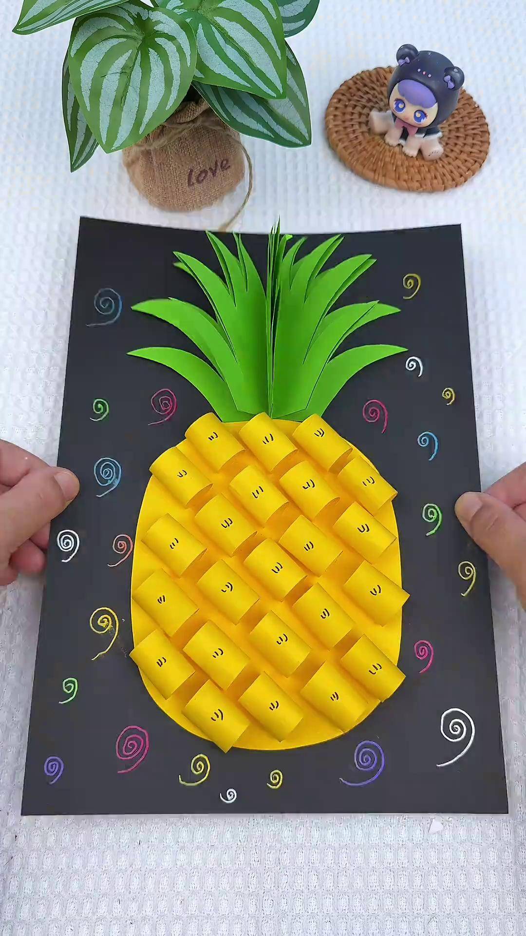 又到了吃菠萝的季节,用彩色卡纸做幅立体菠萝手工贴画吧!