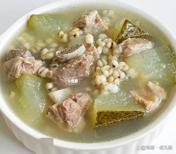 炖猪肉汤，记住放5或3的秘诀。汤很新鲜，美味，