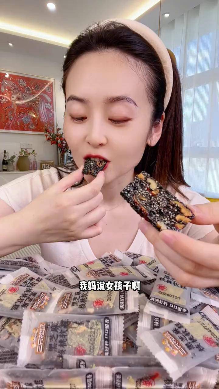 三只松鼠黑芝麻核桃糕软软糯糯的,酥香的核桃搭配黑芝麻,越嚼越香