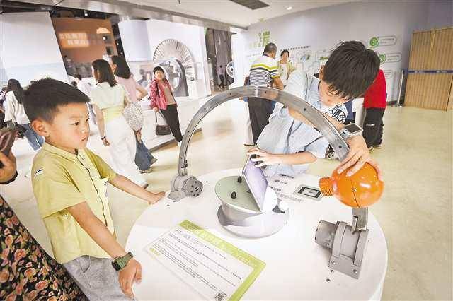 传统文化与科学魅力融合 3．5万人次科技馆里过端午