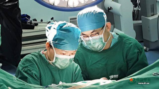 人民解放军综合医院的第七医疗中心成功实施了