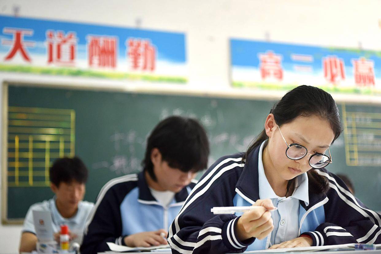 6月3日,山东潍坊高密市第五中学高三学生在教室里上课。新华社发 (李海