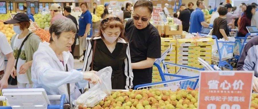 突然人山人海！上海市中心20岁老牌商超宣布回归！第六家“学习胖东来”嘉定开业，市民抢空货架