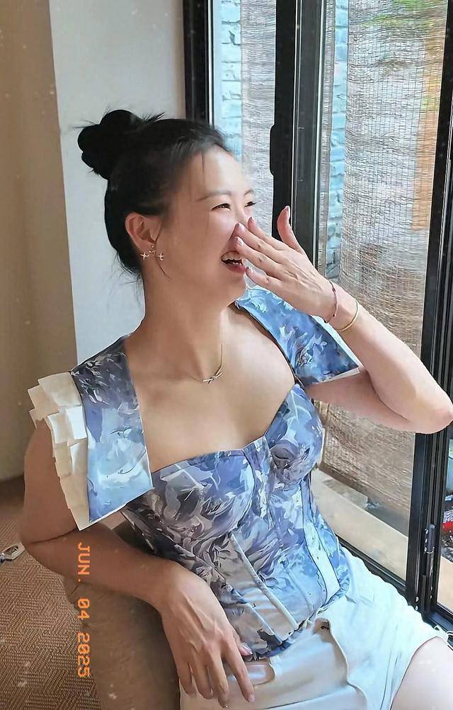 排球女神张常宁:赛场之外的时尚穿搭秘籍,低领露肤魅力尽显