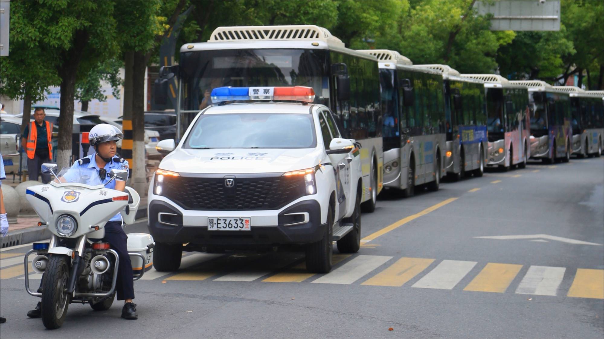 一盏盏警灯照亮2585名当阳考生逐梦路