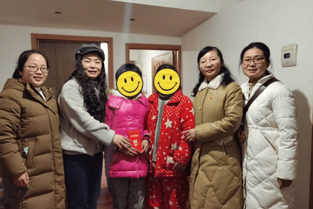 以身作则 廉洁自律树榜样作为学校领头羊,秦文英严格遵守党纪国法