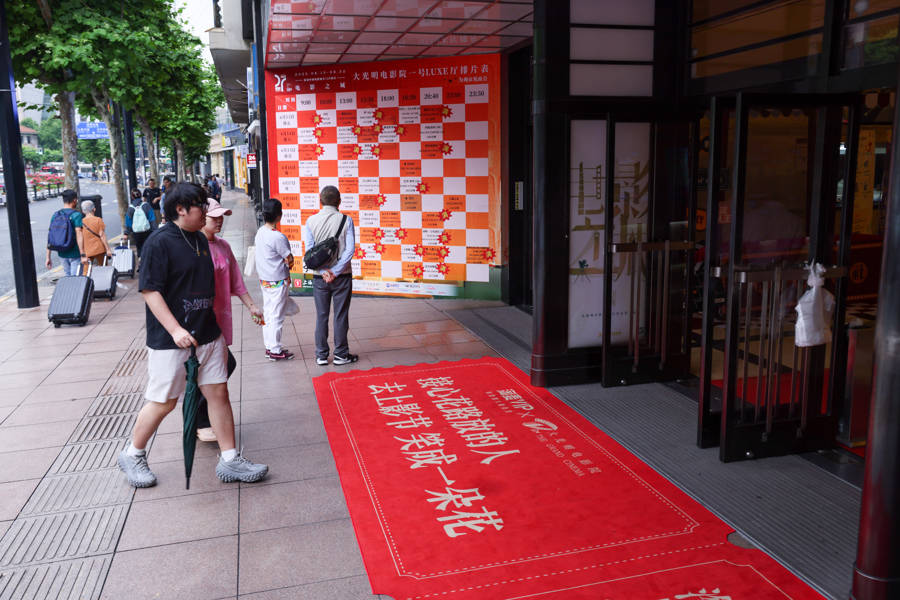 上影节大幕将启：银幕亮起来 人气聚起来 消费火起来
