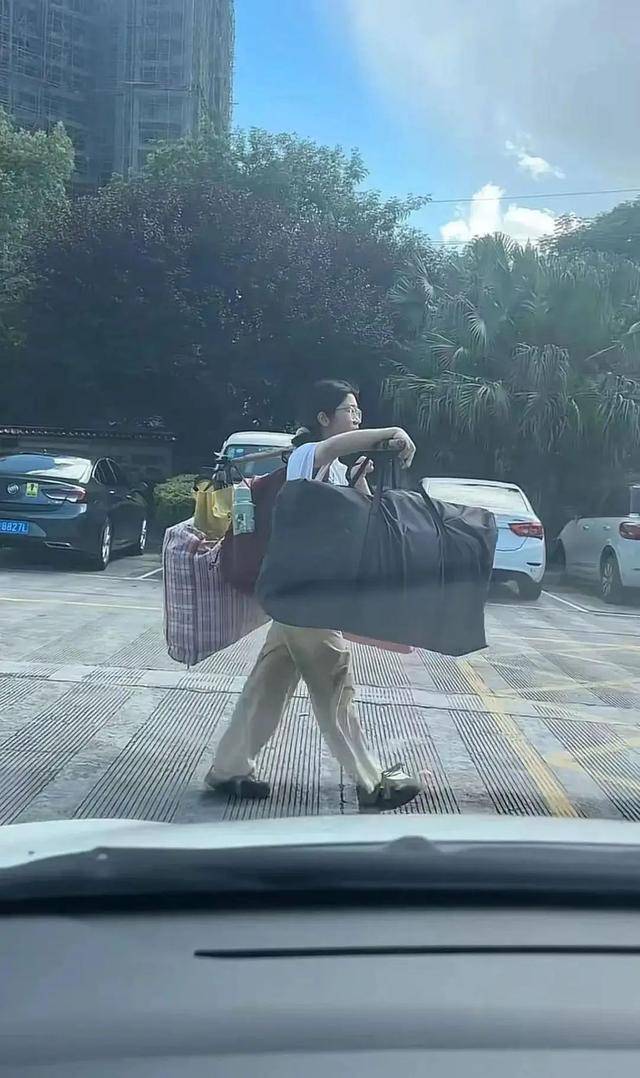 高考后挑行李回家获全网点赞	
，刘同学婉拒赞助