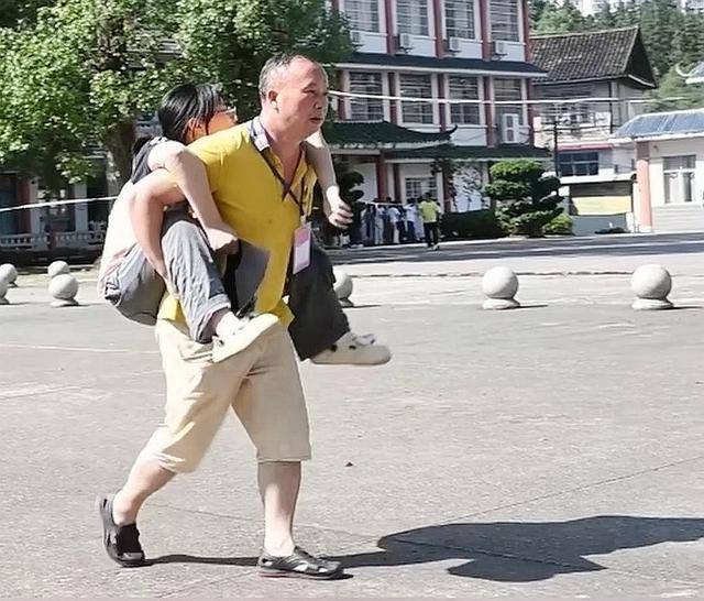 广西“最美父亲”曹光兴12年如一日背女求学！五菱赠新车，助力如山父爱守护家人出行