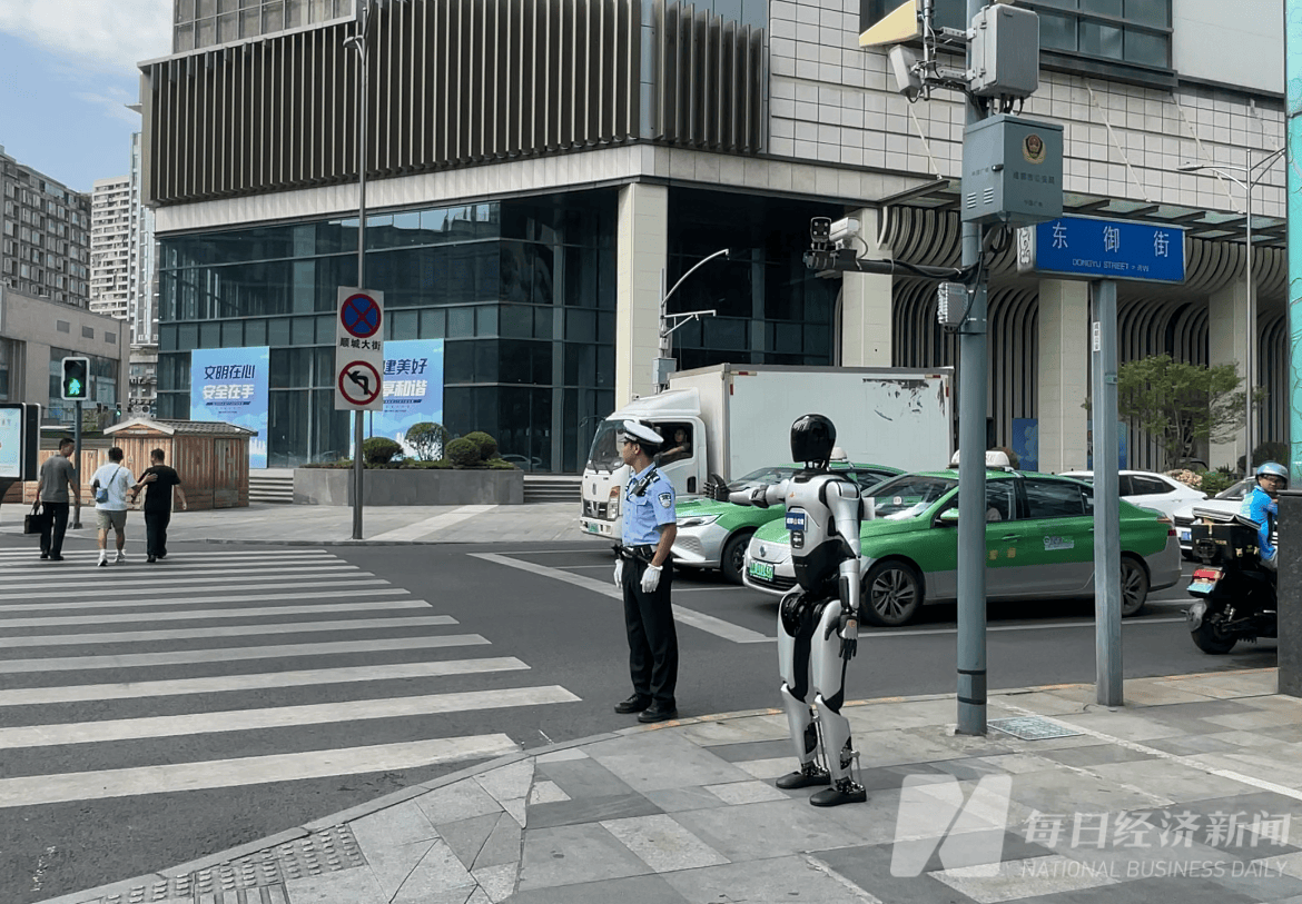 机器人遇见城里人背后，成都在做什么“试验”？