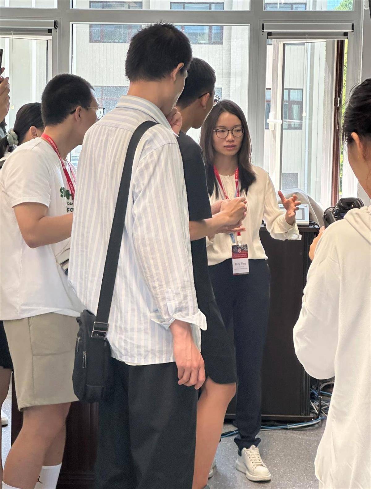 Wei Dongyi开设了她的社会帐户，并再次出现。他坐