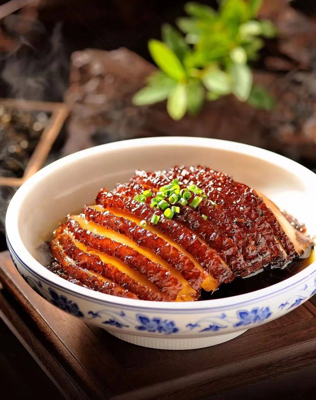 吸引了众多市民和游客驻足品尝,大家对彭水美食的独特风味赞不绝口