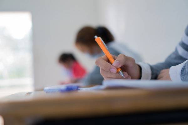 显然，许多大学不再招募学生重复。什么是“亮