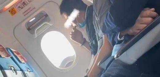 乘客在飞机上拍摄了一个人很多次的人！ Xiamen