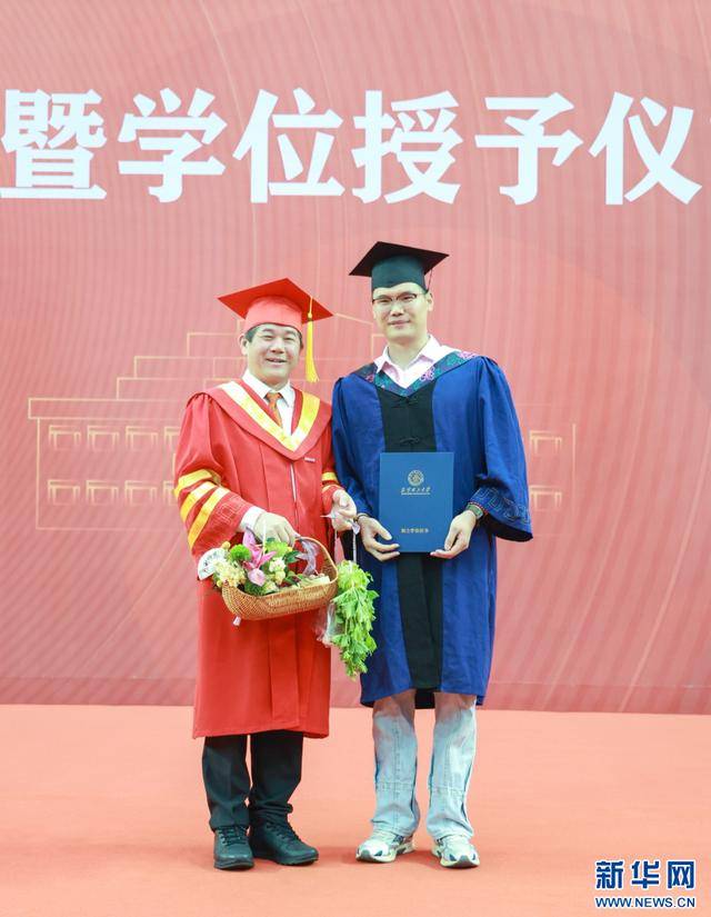 昆明理工大学硕士张东伟:这次不跪不摔,校长拨穗稳如山