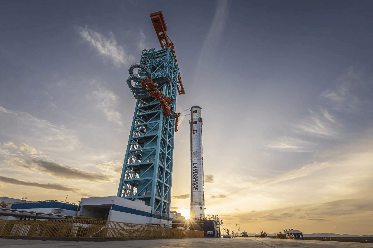 朱雀三号一级动力系统九机并联地面点火试验成功
