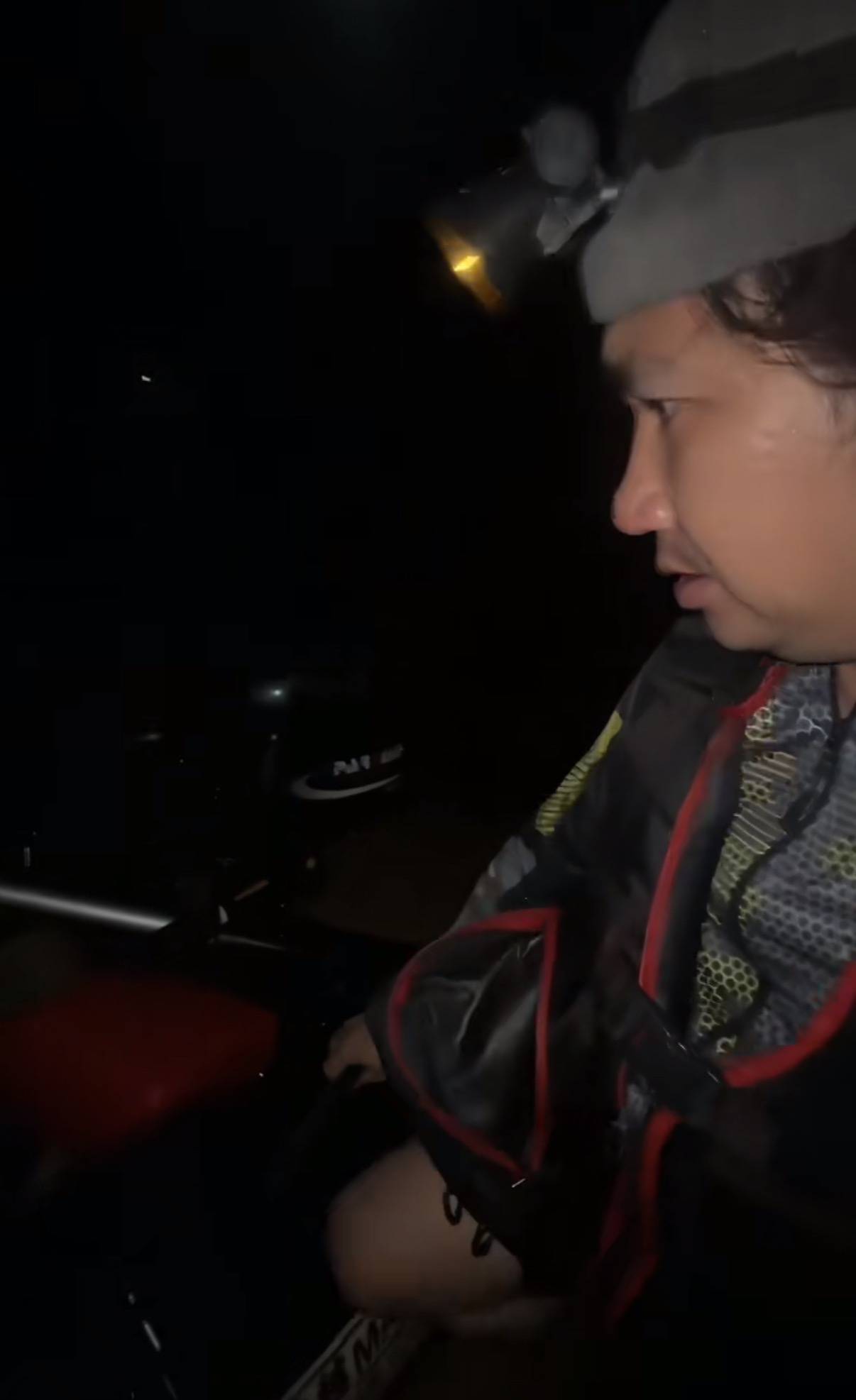 广东怀集遇前史最大洪水：垂钓者开橡皮艇救人，有白叟坚持淌水出门喂鸡