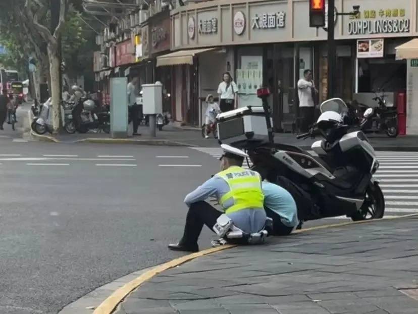 谁有黄站:事发上海市中心！韩国游客突然被拦下，交警一波操作让网友直呼太帅→
