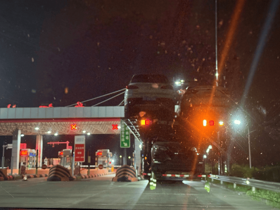 谁有黄站:中国之声特别报道丨“飞机板”在高速公路上“横冲直撞”，非法改装的超限车辆为什么能畅行无阻？