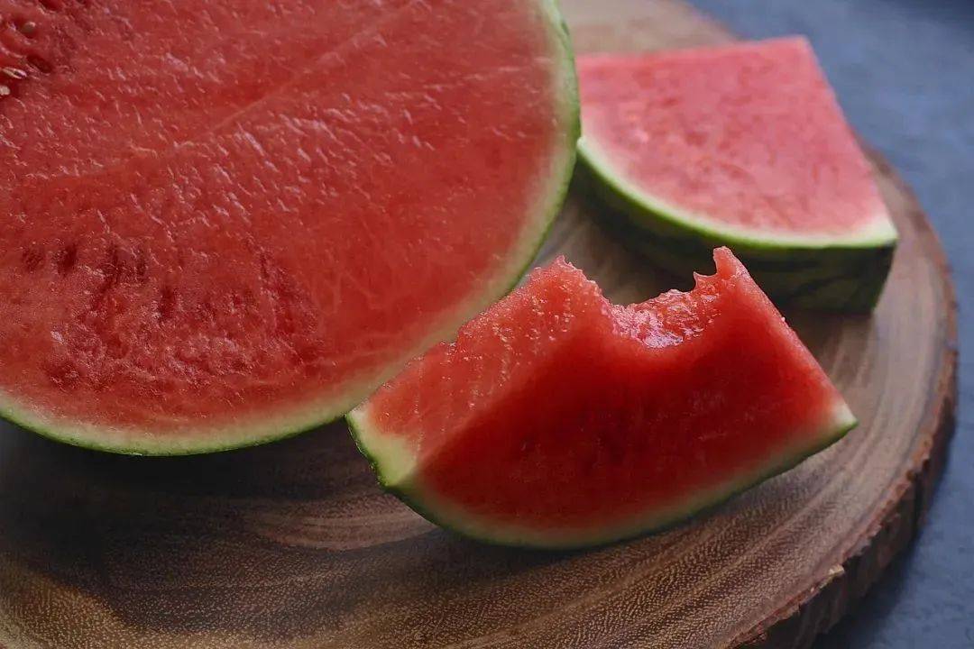 夏天吃西瓜超爽！除补水外还有啥营养？如何