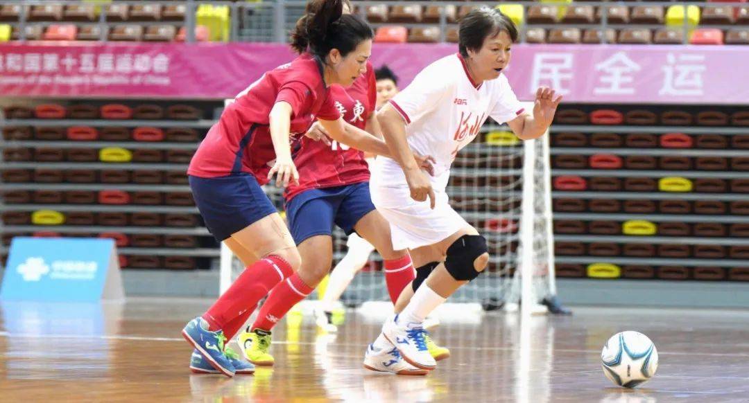60岁“世界足球小姐”再战全运 生动诠释女足精神