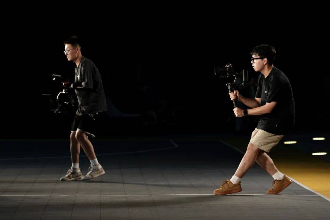 人惊艳的创作背后，都是周翰这位年轻创作者一场场与灵感、技术的较量。赛场锋芒：行摄大赛斩获双料大奖除了