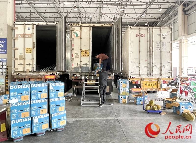 行进中国：入夏南宁水果市场，榴莲批发商忙