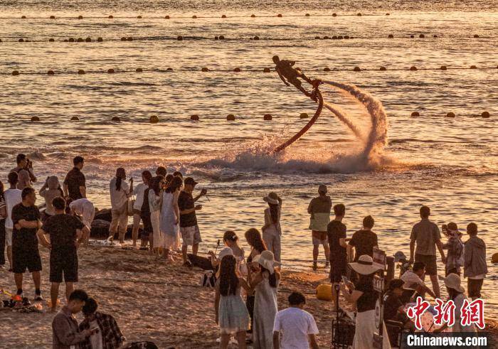 6月22日山东荣成海滨热闹非凡，游客畅享清凉，新兴运动受热捧