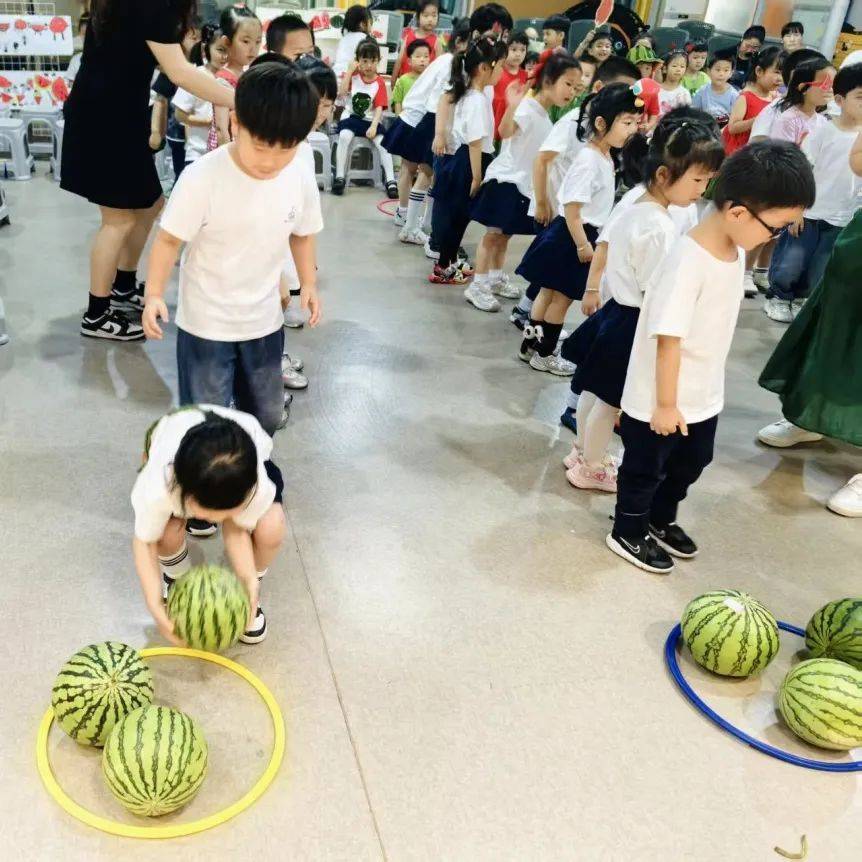 套中的小朋友获得了"西瓜小能手"贴纸奖励!游戏3:西瓜大胃王当当当!