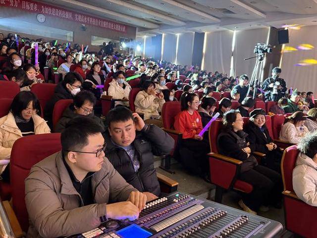 过气明星有多惨：农村走穴，穷到只剩100万，摆摊还债，体面呢？