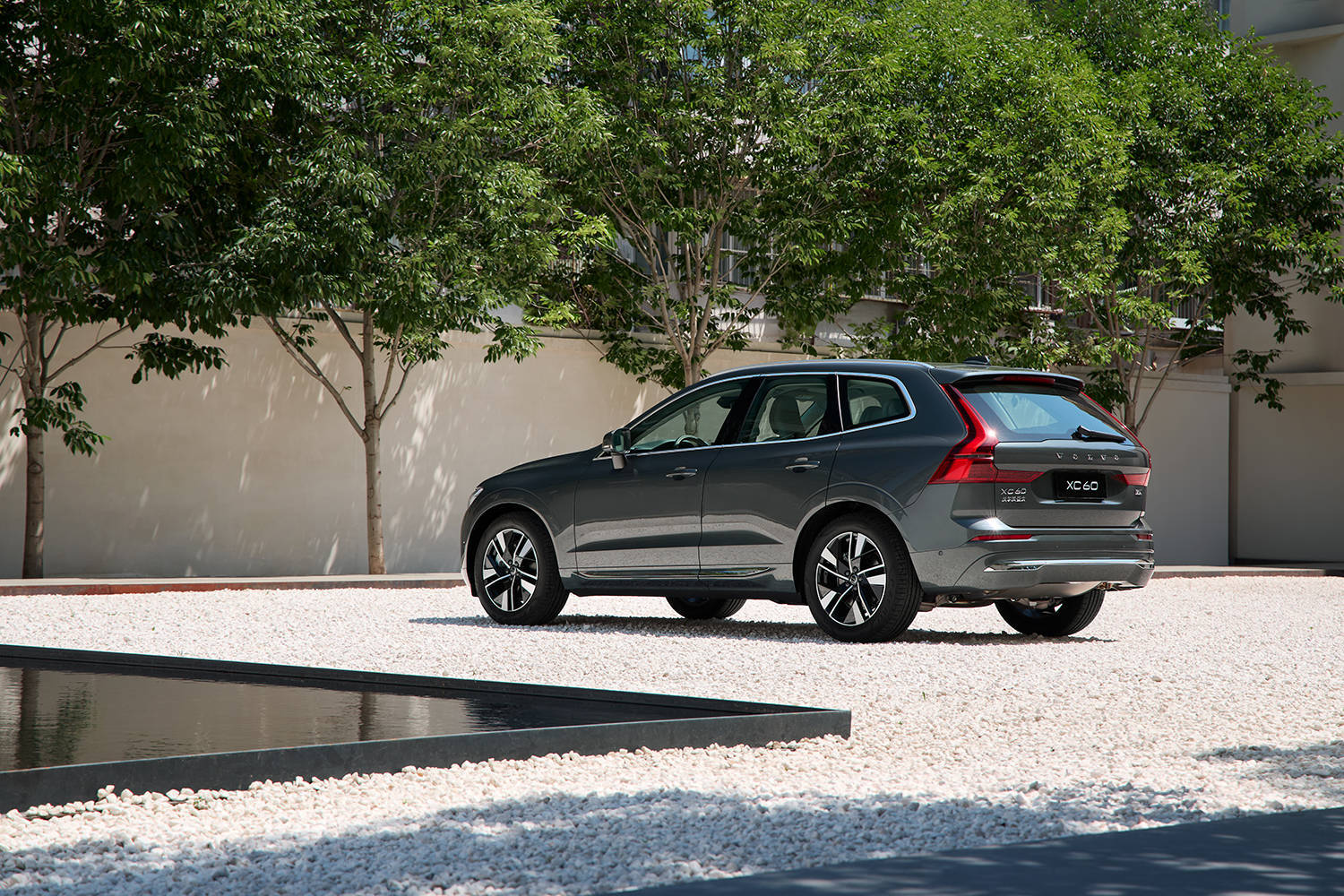 新款沃尔沃XC60上市，外观内饰升级，售价25.49-43.49万元