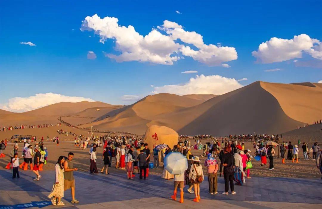 甘肃敦煌:夏日大漠美景引客来