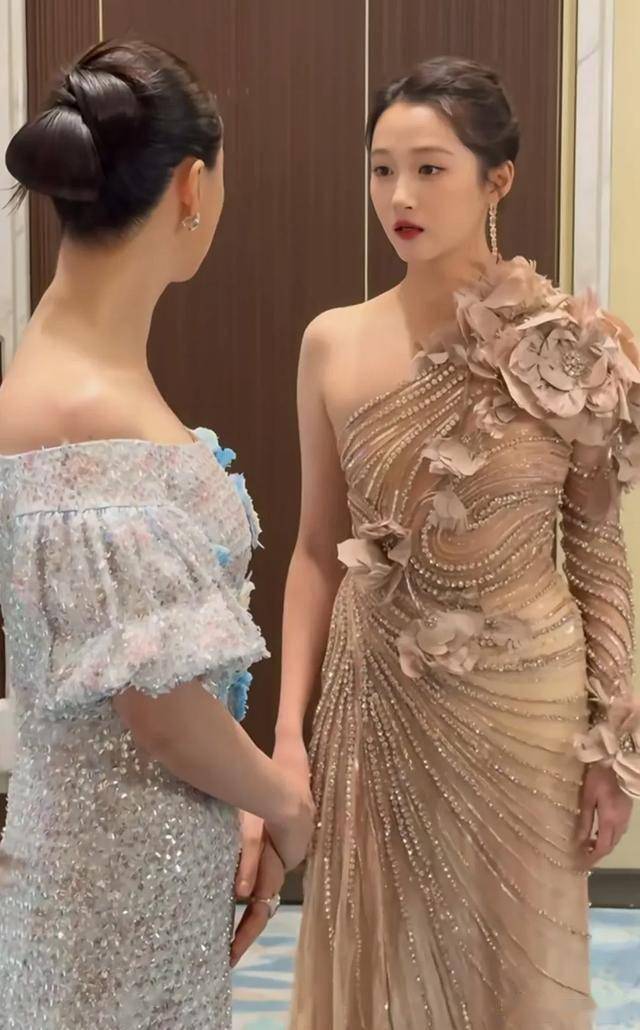 同样是大骨架,关晓彤和蒋欣同框,竟然略胜一筹,杨紫跑去搭话