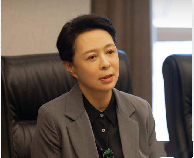 演员刘佳隐退10年将父骨灰放家8年47年零绯闻活成贤妻良母