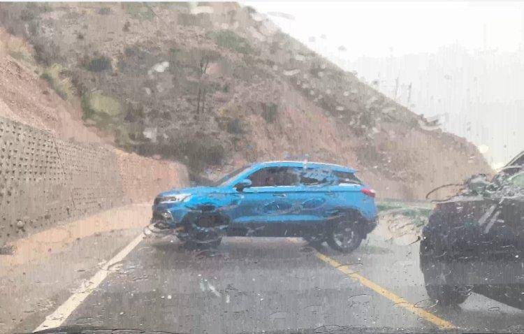 游客自驾伊犁遇泥石流：前方一辆车与泥石流赛跑
