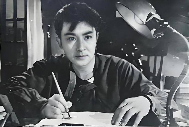 他是赵丹同父异母的弟弟,曾冒死救哥哥,比赵丹长寿和幸福