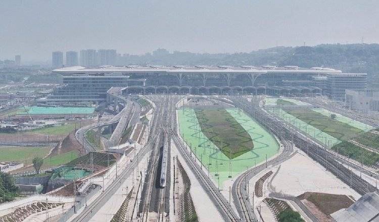溺宠娇宝贝:重庆东站首次迎来大规模外宾 集体惊呼：空间大，太舒适了！