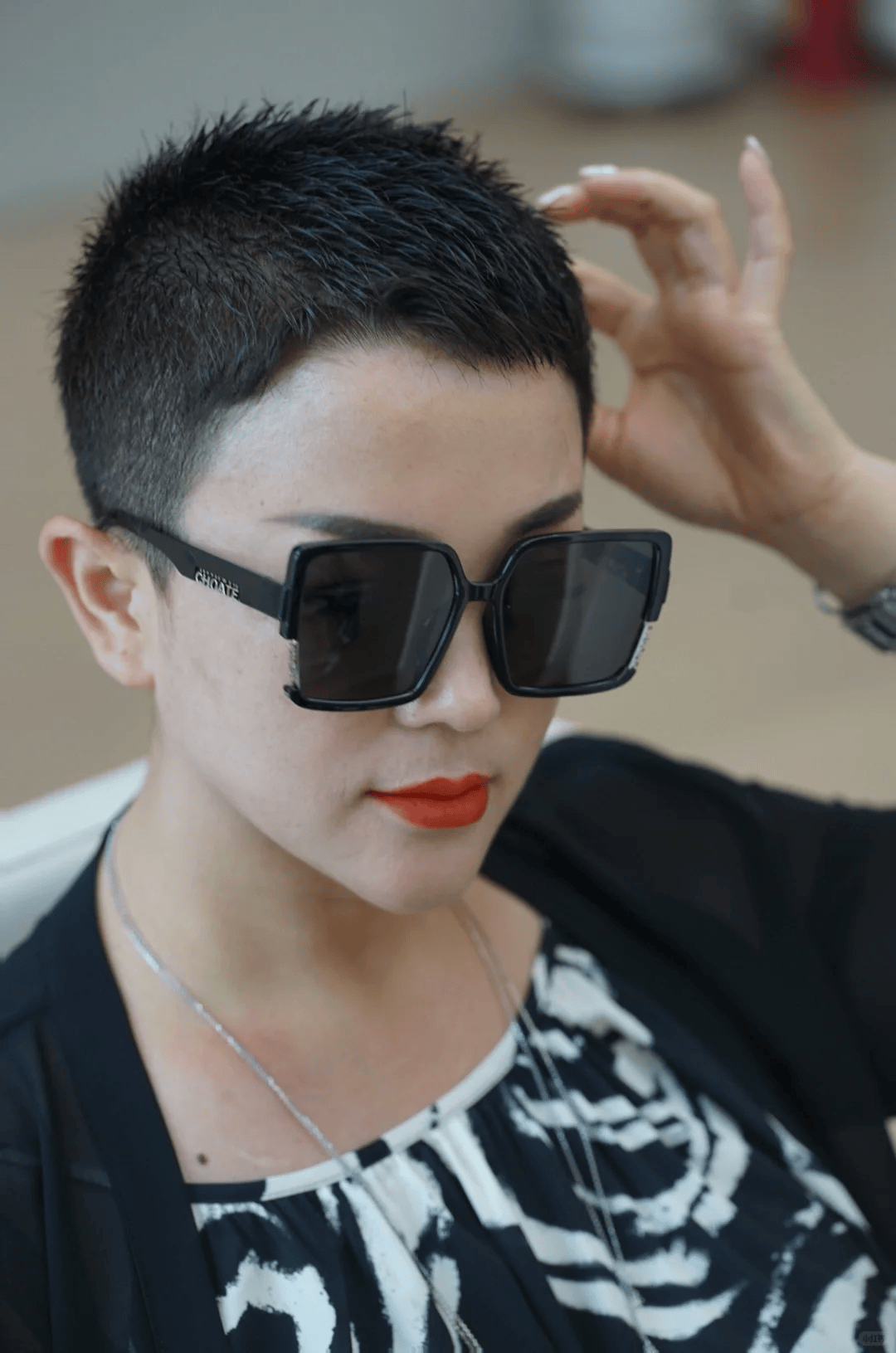 太炸裂了,剪寸头的女生,帅起来真没男生什么事